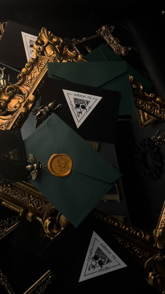 Skarpety, książka, kosmetyk?
Brzmi jak TOP3 prezentów, które wszyscy dostali… i nikt nie pamięta.

My to wiemy i mówimy o tym głośno.

Bo prezent musi być prawdziwy. Osobisty. Taki, który zostaje na zawsze.
Nie „miły gest” – tylko gest z charakterem.

Tatuaż.

Dla niego? Realistyczny, mocny, wyrazisty – taki, że robi wrażenie nawet z daleka.
Dla niej? Delikatny, sentymentalny, symboliczny – jak historia, którą nosi pod skórą.
Albo odwrotnie. U nas nie ma zasad – tylko pasje i ludzie, których nie ograniczamy.
Zabroń mi? A i tak Ci go zrobimy.

I właśnie dlatego nasz voucher nie jest kolejną kartką do portfela.
To jest historia, która dopiero czeka, żeby powstać.

Wystarczy kontakt z nami lub wizyta w studio:
📍 Kostrzyn nad Odrą, Skwer Solidarności 11/1

A my przejmujemy resztę:
- bezpośredni kontakt i prowadzenie od A do Z
- projekt dopasowany do gustu, wspomnień albo inspiracji
- terminowość — żadnego czekania pół roku
- a w dzień sesji: dobra kawa, trochę cukru i atmosfera, którą ludzie wspominają jeszcze długo po zagojeniu dziary

U nas jakość nie jest opcją.
To standard: 100% zadowolonych klientów. 0% zwrotów. 100% historii, które żyją dalej na skórze.

Dlaczego teraz?

Bo przed nami najlepszy moment w roku:
🎯 Black Friday
🎅 Mikołajki
🎄 Święta
🥂 Nowy Rok
💘 …i wszystkie te „chcę zrobić komuś dobrze” bez okazji.

Tatuaż to nie prezent „na chwilę”.
To prezent, który mówi:
„Zależy mi”.
I to ludzie czują.

Pytania? Wątpliwości? Chcesz kupić voucher?

Weronika z recepcji pilnuje wszystkiego - jak Cerber, tylko w milszej wersji.

📞 +48 728 329 423
Dzwoń, pisz, pytaj. Od tego jesteśmy.

#voucher #zabrońmistudio #kostrrzynnadodrą #lubuskie #tatuaż #tattoo #nowetattoo #prezentroku #prezent