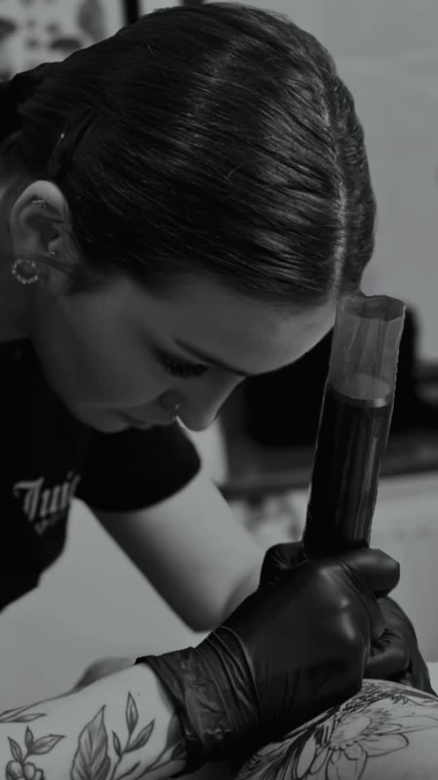 @aleboli.tattoo ✨
Przez ponad 2 lata Ola zbudowała rozpoznawalny styl oparty na dotworku i zdecydowanej kresce. Łączy drobne detale z dużymi, graficznymi układami, nie tracąc przy tym spójności. 
Od pewnego czasu rozwija także kolor, który naturalnie wpisuje się w jej sposób pracy.

Zapisz się na termin do Oli 📩
📞 728-329-423
📍ul. Solidarności 11/1, Kostrzyn nad Odrą 

#tattoo #tattooartist #dotwork #kostrzynnadodrą #inked #tattooideas #slubice