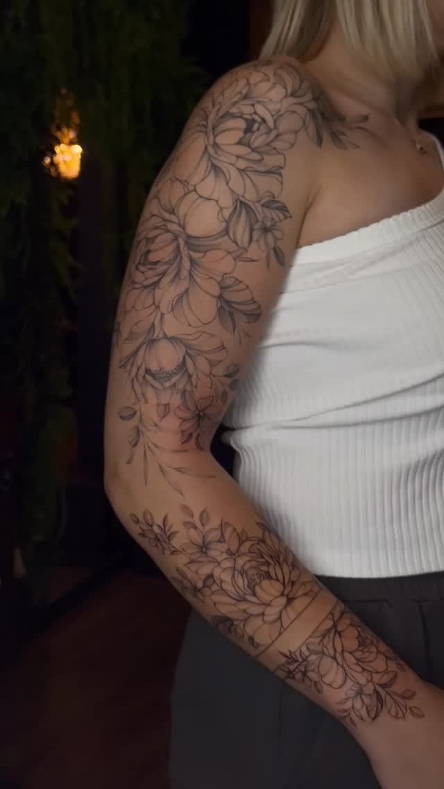 Rękaw po dwóch sesjach spod igły @aleboli.tattoo ❄️ 

———————————————
📍ul. Solidarności 11/1, Kostrzyn nad Odrą 
📩 napisz wiadomość 
📞 728-329-423

#tattoo #flowers #flowertattoos