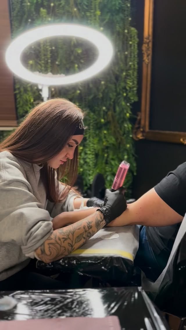 Do końca marca Ola przebywa na urlopie 🌴
Natomiast Michał i Magda wracają do pracy już 2.03 💪

Zapisy na tatuaże są oczywiście cały czas otwarte ✍️🖤
Możecie śmiało pisać, odpowiemy na wszystkie wiadomości.

Prosimy jedynie o cierpliwość w oczekiwaniu na odpowiedź 🙏
Dziękujemy za wyrozumiałość i do zobaczenia w studiu! ✨