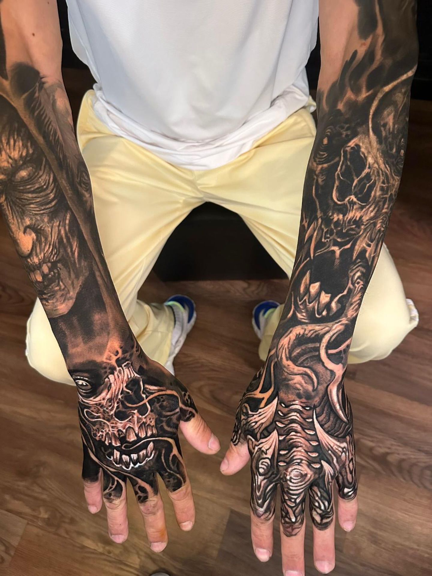 Mroczny tatuaż w stylu black & Grey z motywem czaszki i biomechaniki to tylko w wykonaniu @oleg_sitnikoff 💀

Pssst… Oleg z chęcią wykona więcej tatuaży tego typu 
I tak się składa, że ma jeszcze wolne terminy 👻

Wpadasz? 
17.06 
23.06
24.06

__________________________________
📍ul. Solidarności 11/1, Kostrzyn nad Odrą
📩napisz wiadomość
📞728-329-423
#tattoo #tattooartists #kostrzynnadodra #lubuskie
